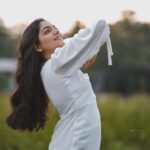 Ahana Kumar Instagram - thinking of the gazillion fights I have had with my mother as a teenager to chop off that hair because I thought it was uncool 😌 Shot by @jiksonphotography Makeup & Hair @samson_lei Styling & Clothing @life_of_colours_ 🤍🍃