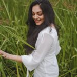 Ahana Kumar Instagram - thinking of the gazillion fights I have had with my mother as a teenager to chop off that hair because I thought it was uncool 😌 Shot by @jiksonphotography Makeup & Hair @samson_lei Styling & Clothing @life_of_colours_ 🤍🍃