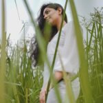 Ahana Kumar Instagram - thinking of the gazillion fights I have had with my mother as a teenager to chop off that hair because I thought it was uncool 😌 Shot by @jiksonphotography Makeup & Hair @samson_lei Styling & Clothing @life_of_colours_ 🤍🍃