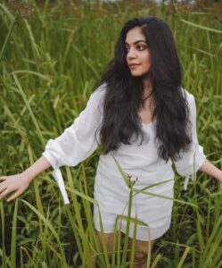 Ahana Kumar Instagram - thinking of the gazillion fights I have had with my mother as a teenager to chop off that hair because I thought it was uncool 😌 Shot by @jiksonphotography Makeup & Hair @samson_lei Styling & Clothing @life_of_colours_ 🤍🍃