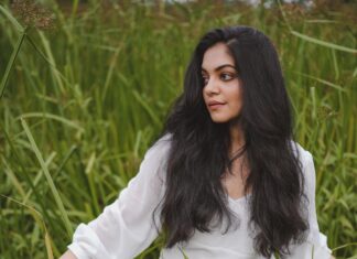 Ahana Kumar Instagram - thinking of the gazillion fights I have had with my mother as a teenager to chop off that hair because I thought it was uncool 😌 Shot by @jiksonphotography Makeup & Hair @samson_lei Styling & Clothing @life_of_colours_ 🤍🍃