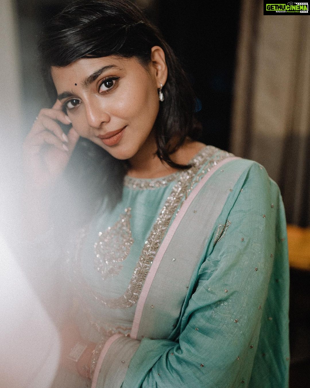Aishwarya Lekshmi Instagram - #PS1 promotions at #Trivandrum was truly unforgettable! Thankyou to every single person who turned up at Nishagandhi that night! I love you all 3000 Outfit : @mrunalinirao Stylist : @niru05_raghupathy Makeup : Nandhini | @kalwon_beauty Hair : @ganesh_hair_architect Photos : @anandudasphotography