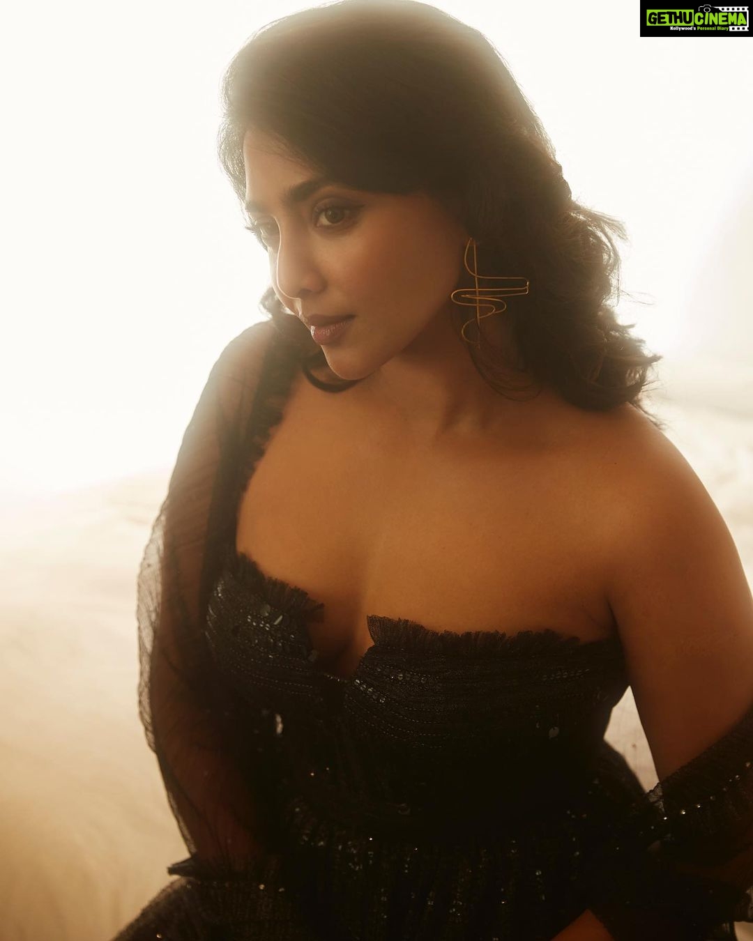 Aishwarya Lekshmi Instagram - Channelling the inner πββ¬ Outfit: @taruntahiliani Photographed by : @mourya Jewellery : @romanarsinghaniofficial @ateliermon Styled by my fav gurllll : @niru05_raghupathy Ps : my fav is the last one!