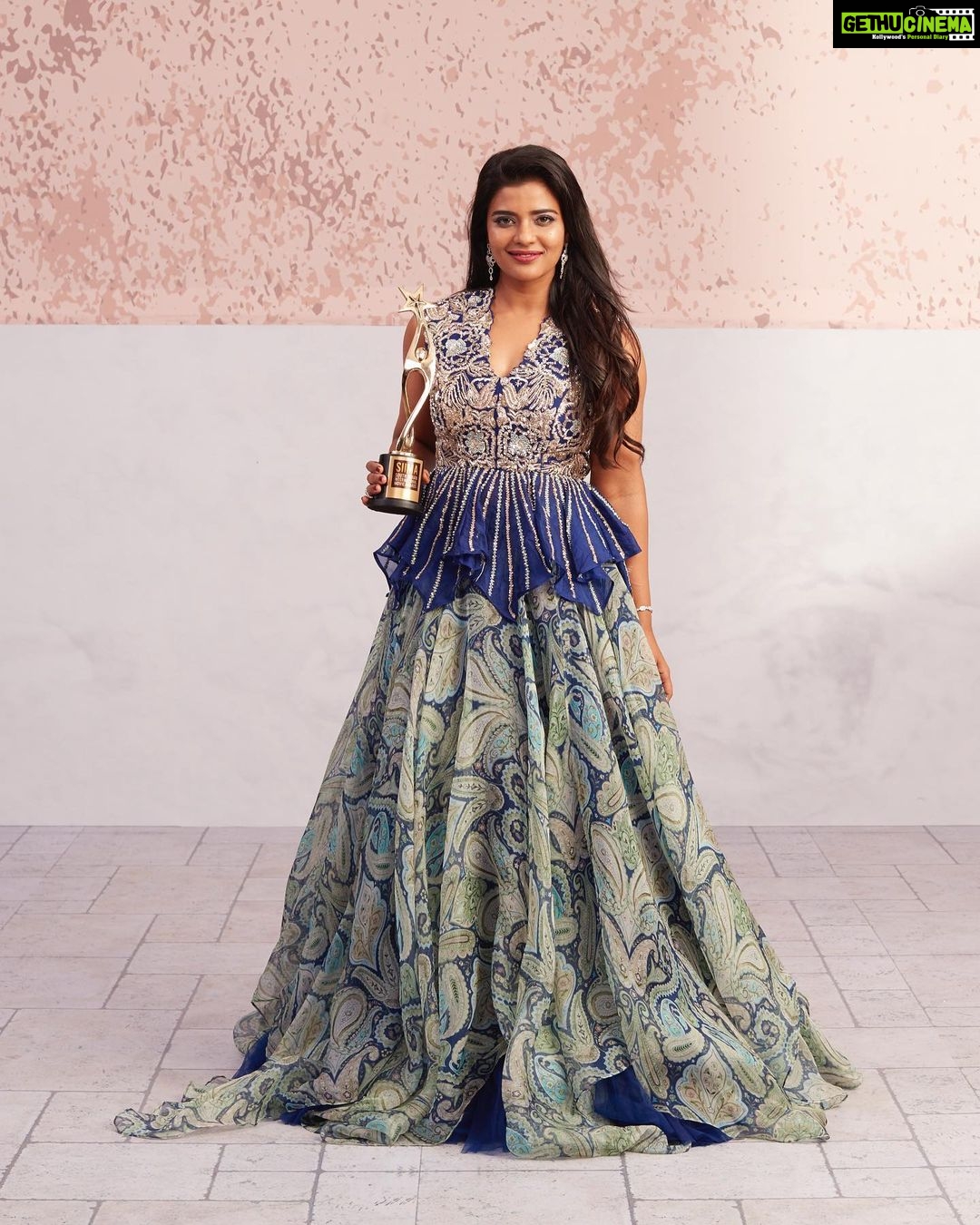 Aishwarya Rajesh Instagram - Thank you @siimawards for honouring #BestActress (Critics) for #Thittamirandu Thanks to my director @vignesh_karthick88 for giving me Athira and making such a diff film … and thanks to my entire team without whom this is not possible … Thanks @vinodkumar_offcl and @sixerentertainment Outfit @mrunalinirao Styling @nikhitaniranjan Photography @venketramg Jewellery @stylorisilver @nacjewellers @blingsutra