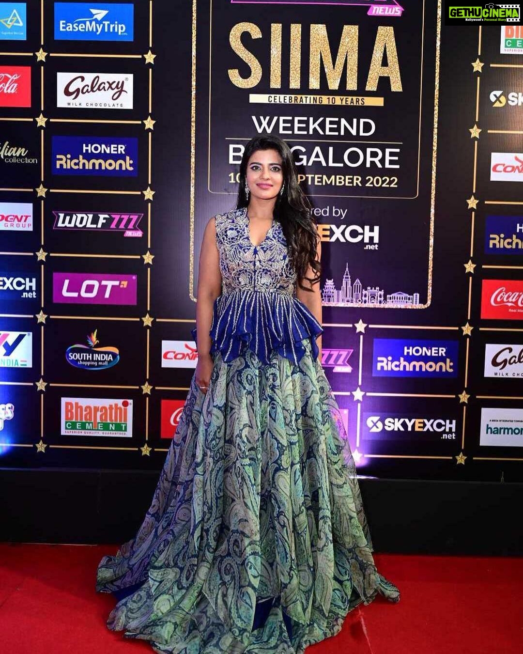 Aishwarya Rajesh Instagram - Thank you @siimawards for honouring #BestActress (Critics) for #Thittamirandu Thanks to my director @vignesh_karthick88 for giving me Athira and making such a diff film … and thanks to my entire team without whom this is not possible … Thanks @vinodkumar_offcl and @sixerentertainment Outfit @mrunalinirao Styling @nikhitaniranjan Photography @venketramg Jewellery @stylorisilver @nacjewellers @blingsutra