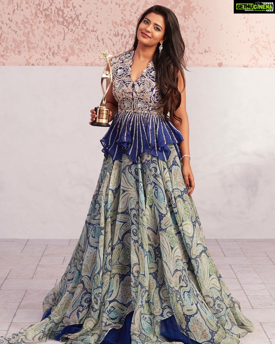 Aishwarya Rajesh Instagram - Thank you @siimawards for honouring #BestActress (Critics) for #Thittamirandu Thanks to my director @vignesh_karthick88 for giving me Athira and making such a diff film … and thanks to my entire team without whom this is not possible … Thanks @vinodkumar_offcl and @sixerentertainment Outfit @mrunalinirao Styling @nikhitaniranjan Photography @venketramg Jewellery @stylorisilver @nacjewellers @blingsutra