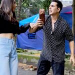 Akshay Kumar Instagram - It was all fun and games until someone decided to play mind games 😈 Make your fun reels with a twist on #Saathiya ❤️ Looking forward to sharing the best ones 😄