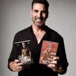 Akshay Kumar Instagram - Presenting with pride and happiness filled in my heart, my friend Vishwas’ books! Knowing him personally for so long, Head Held High and Win All Your Battles are not just titles of books but mantras and the value system he lives by in his everyday life! More power to you @vishwasnangrepatil