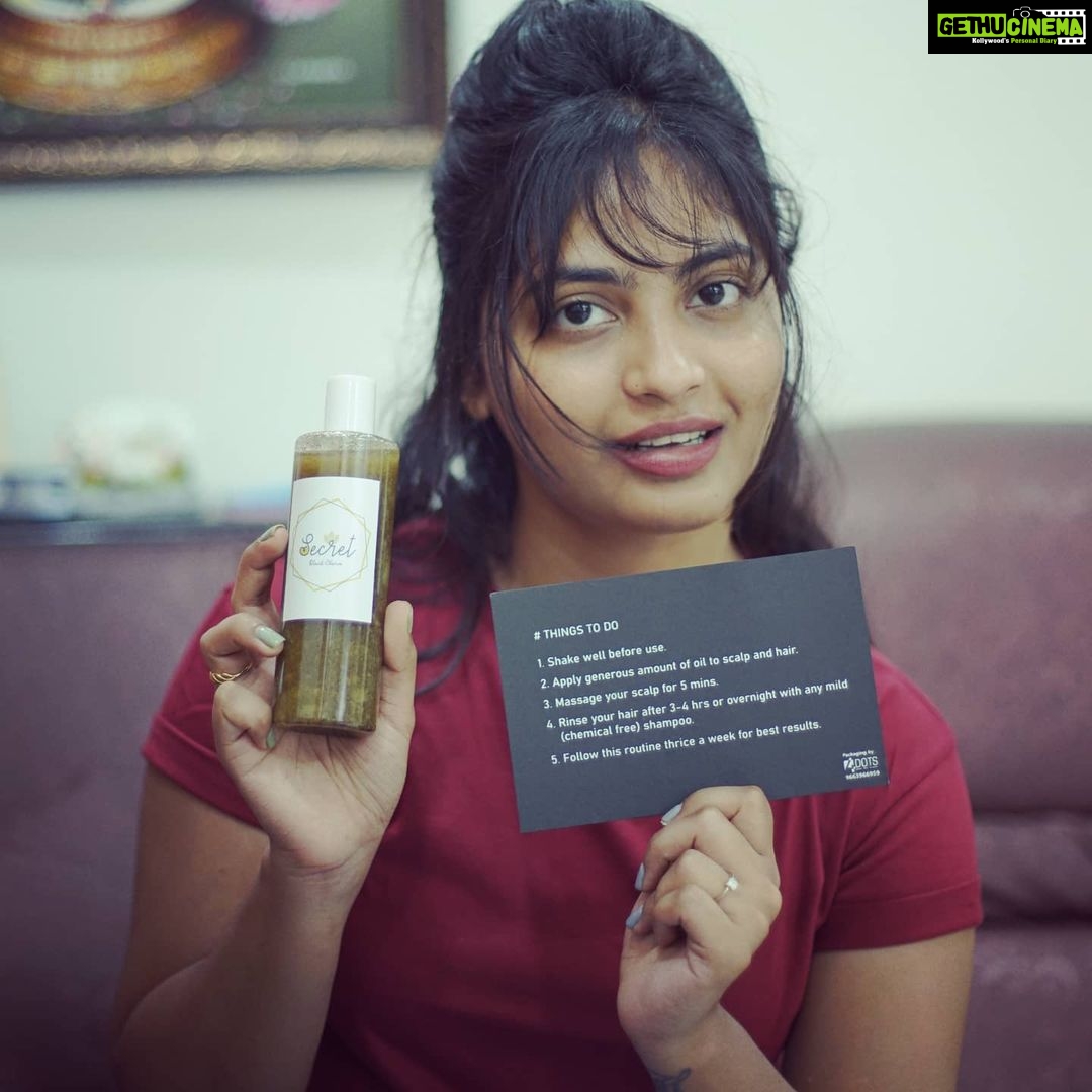 Alekhya Harika Instagram - @secrethairoil "BLACK CHARM" oil 🤩one of my favorite one, DM @secrethairoil for any queries Need to take utmost care of hair and skin during this season and Black Charm Oil is ❤️