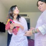 Alekhya Harika Instagram - Ohkay that’s how i made her do one Reel with me ❤️ Long time pending😬😬😬 Tag all your mumma’s if at all they bought you any in recent times #reels #trending #reelitfeelit #mom #trend #explore Marasa Sarovar Premiere Tirupati