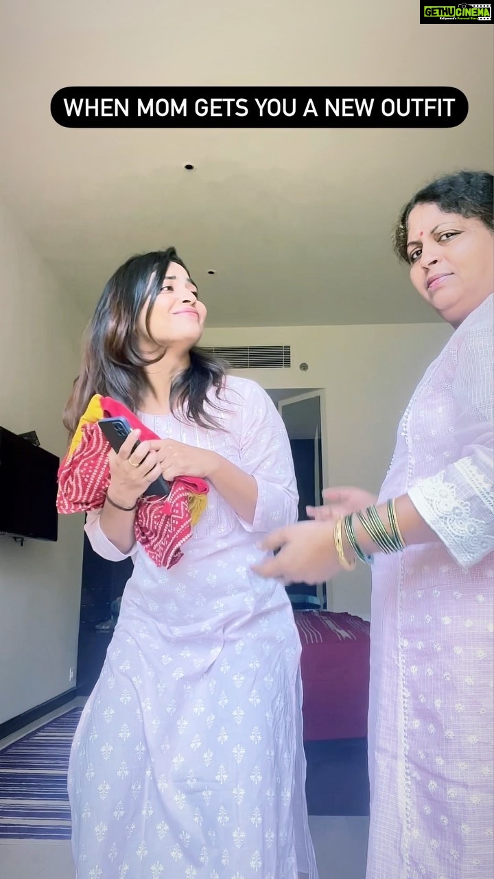 Alekhya Harika Instagram - Ohkay that’s how i made her do one Reel with me ❤️ Long time pending😬😬😬 Tag all your mumma’s if at all they bought you any in recent times #reels #trending #reelitfeelit #mom #trend #explore Marasa Sarovar Premiere Tirupati