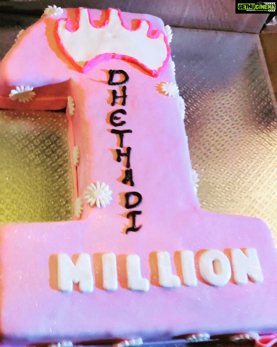 Alekhya Harika Instagram - Major support system in my life ,people behind "DHETHADI "to get that 1 million number 💗💗 (And challa mandi miss aiyaru picture lo) Tamada Media