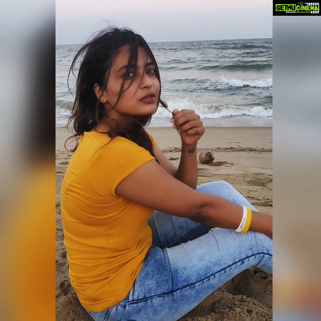 Alekhya Harika Instagram - When you get time in the middle of the shoot 😎 Chennai, India