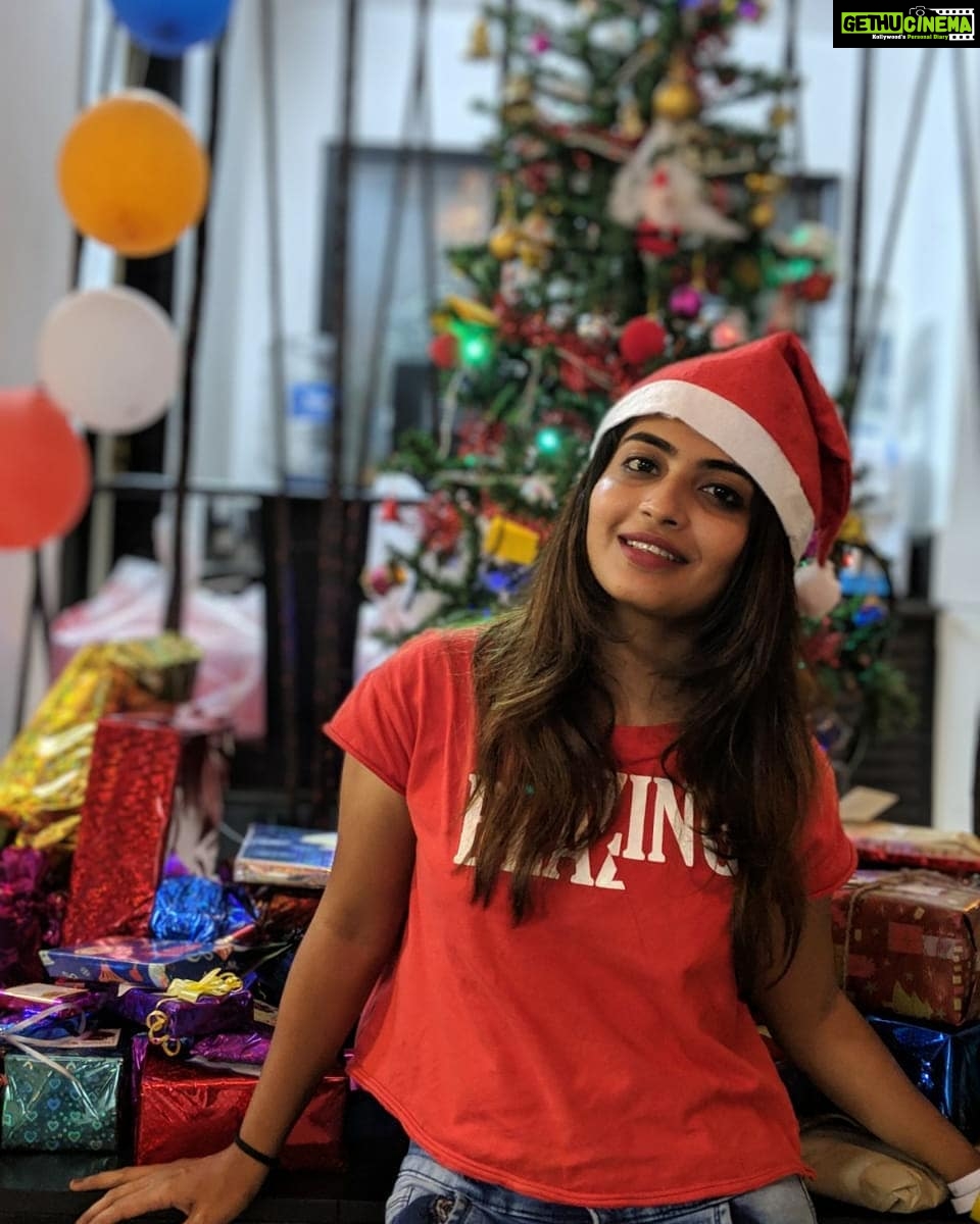 Alekhya Harika Instagram - Merry Christmas....🤩 May santa claus bring joy and luck to you all people....!!! 💞🎁🎉 📸 @nikhiluuuuuu
