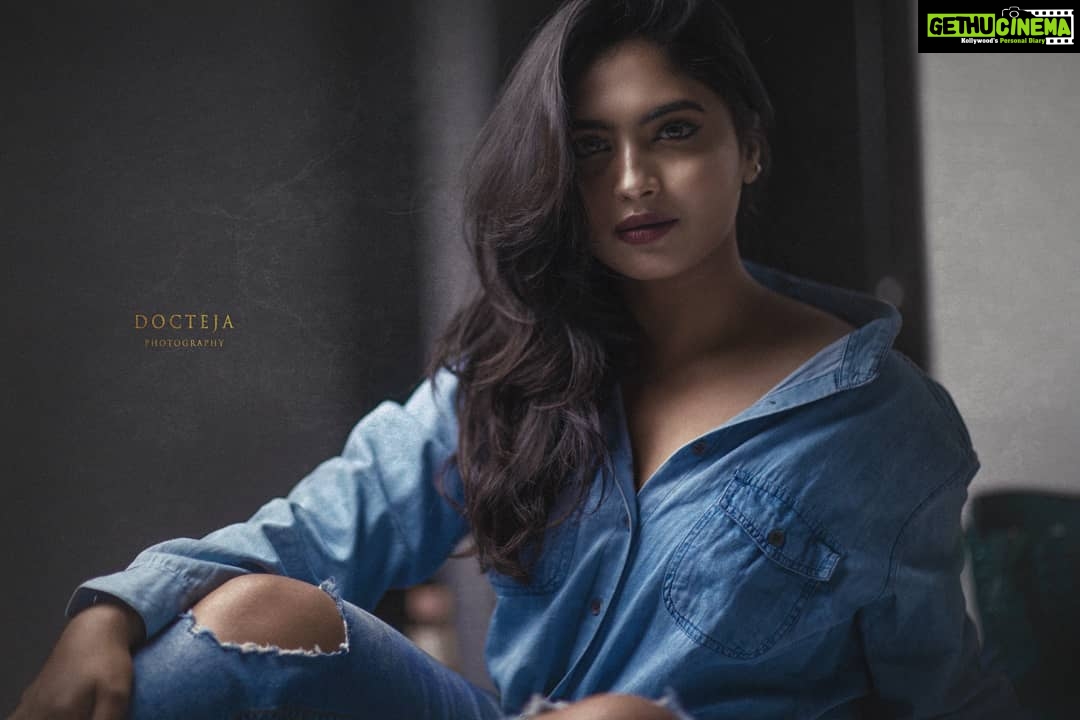 Alekhya Harika Instagram - Denim is love 😍 Expected comment "enti akka pant chirgipoienda " Nope torn is my fav 😎 📸 @docteja Mua @makeupby_amreen