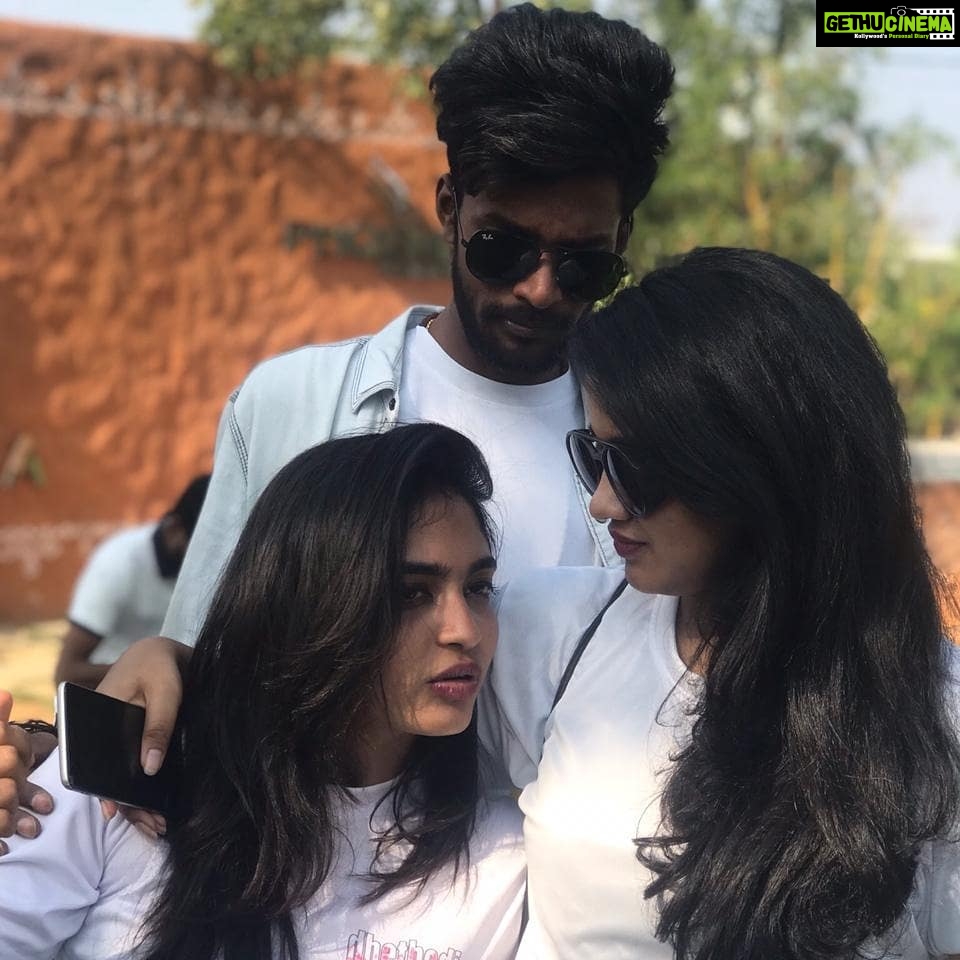 Alekhya Harika Instagram - MEET AND GREET 2018 see you guys soon 😎😍