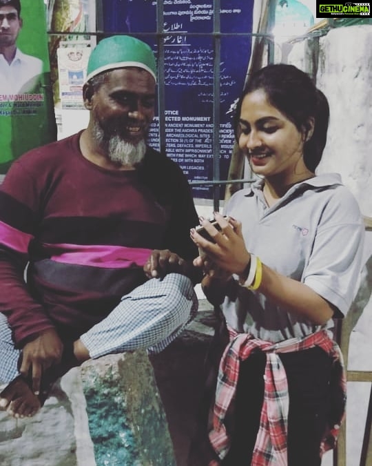 Alekhya Harika Instagram - Moment captured 🙂 while i took a small video of his when he was singing (played in "the waiter" episode) and his smile made meh happie 😍😎