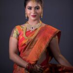 Alekhya Harika Instagram - Okay okay..deep breathe.. First time proper makeup and proper photoshoot tesukunade...hope you guys like it...😎excited devudaaaaaaaa make up cheskunanduku full girly feels vachai😝 gurtupataleru its okay its just a pic and same harika @divinemakeup_anusha your amazing and super work by you thank you papa...alot to go...all the best😘 📸 @pavithran_g simply awesome thanks to you too..😍 First Foundation PRO