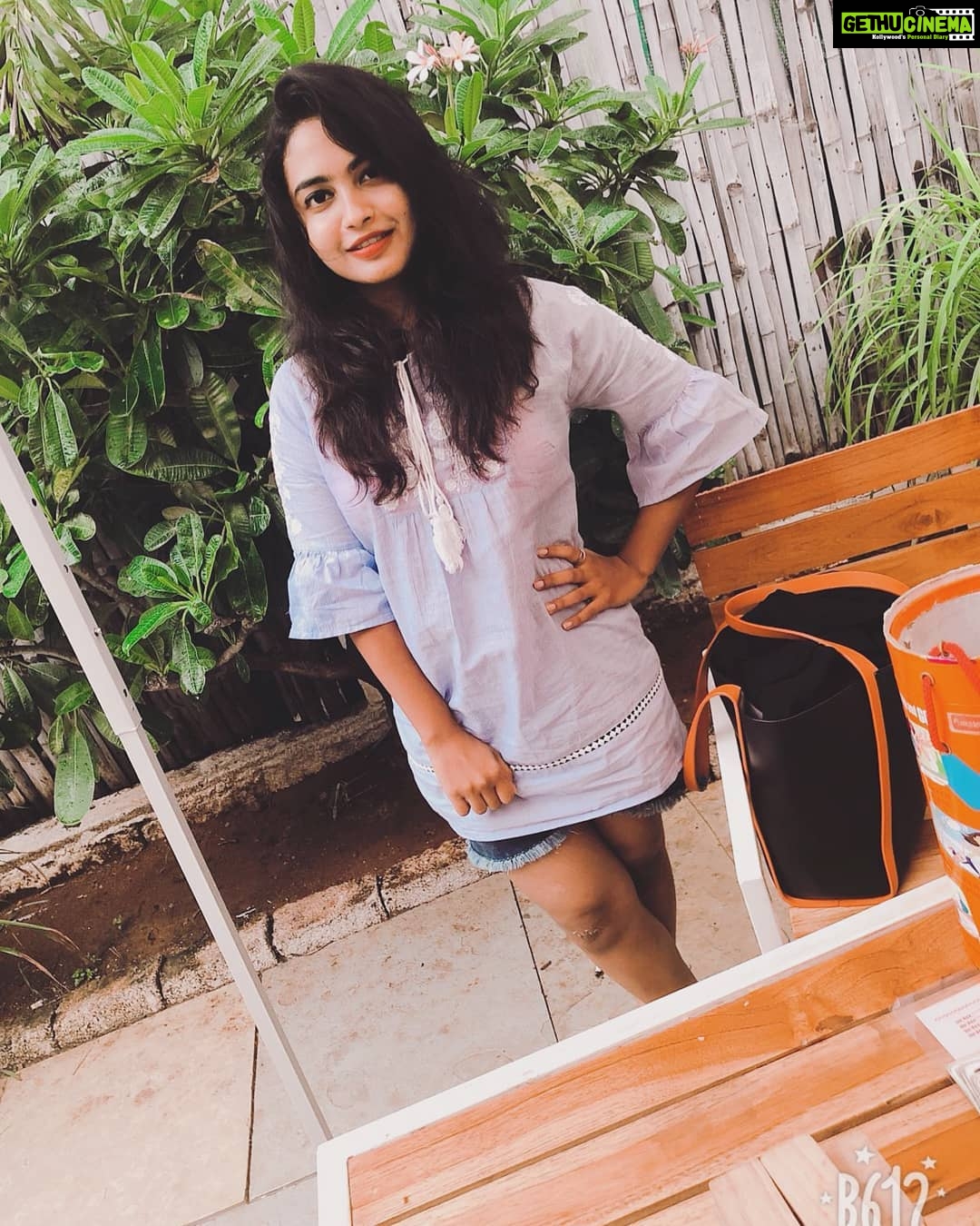 Alekhya Harika Instagram - "Time flies but memories last forever "๐๐ซ HaPPie SuNday people๐ Humming Bird Cafe