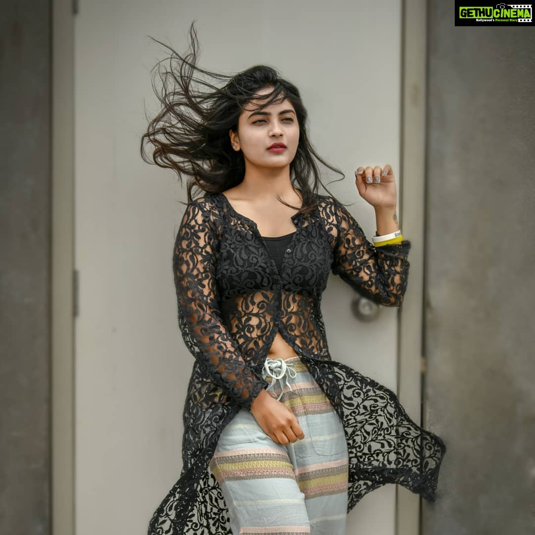 Alekhya Harika Instagram - 🖤 📸 @darukumar @drama_queen.21 thanks for the shrug babe 😋 ❤ Hamstech College of Creative Education