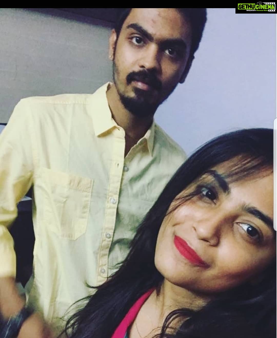 Alekhya Harika Instagram - When he exactly know what you love and what you are in need of, his surprises are always the best thank you babe @vamshi_karthik 😘👫 you never failed to love me and take responsibilities just like a father does 🤩 #brolove#s9#blacklove#manumoretocome 😋