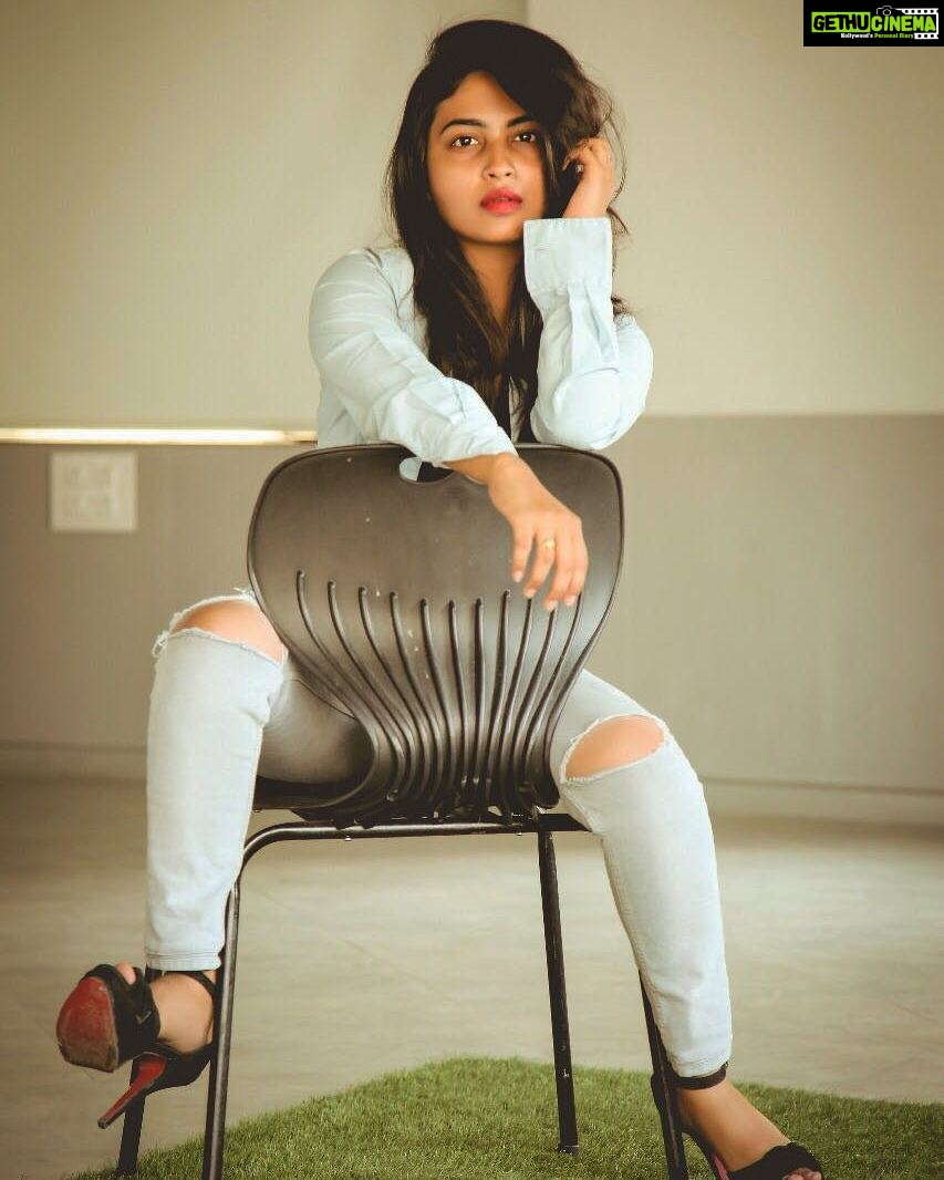 Alekhya Harika Instagram - ❤ #indoorshoots#bethebest#blue#peace#ignorebackground#selflove#akshaythakurphotography #happy2018#yearsfirstpost#okaybye🙌 Hamstech College of Creative Education