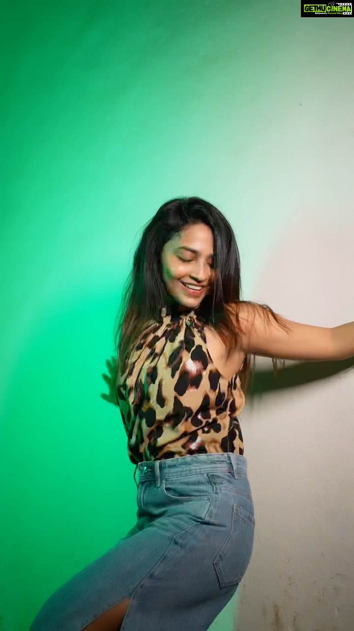 Alekhya Harika Instagram - @alluarjunonline's has given us THE hookstep of the season with #MemuAagamu! 🫰 @alluarjunonline @cocacola_india @armaanmalik @tribedaloca @loststoriesmusic @rajitdev #PaidPartnership #collab