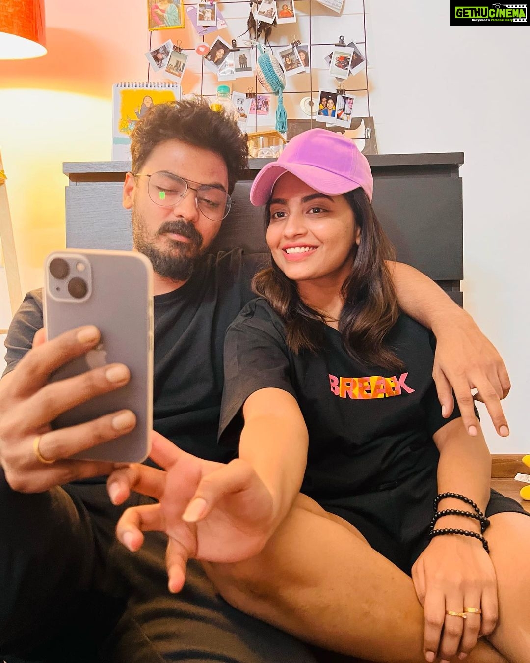 Alekhya Harika Instagram - 1) padathi ๐๐ป 2) Bro : Ni hand podugu kada click cheyi ๐ 3)Me : let me pose to camera , OMG i look cute ๐ ๐งข 4)Brother : E edava captain camera ki pose evadam epudu nerchukuntadooo 5)Me : Nidey e pempakam 6) Me : okati esthey Set aithadu veedu 7)captain : Nenu inthey sir (puri sir inspiration) Ok bye ๐ @vamshi_karthik