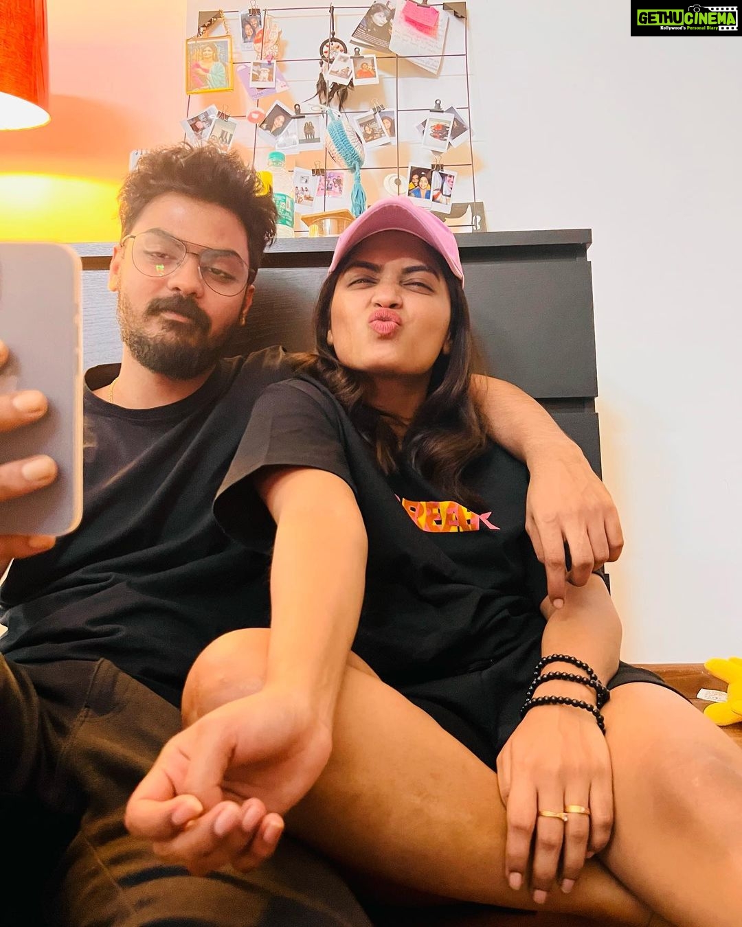 Alekhya Harika Instagram - 1) padathi ๐๐ป 2) Bro : Ni hand podugu kada click cheyi ๐ 3)Me : let me pose to camera , OMG i look cute ๐ ๐งข 4)Brother : E edava captain camera ki pose evadam epudu nerchukuntadooo 5)Me : Nidey e pempakam 6) Me : okati esthey Set aithadu veedu 7)captain : Nenu inthey sir (puri sir inspiration) Ok bye ๐ @vamshi_karthik