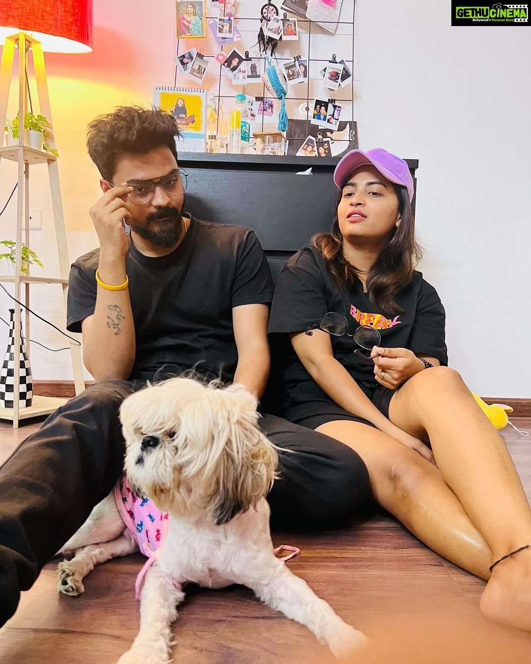Alekhya Harika Instagram - 1) padathi ๐๐ป 2) Bro : Ni hand podugu kada click cheyi ๐ 3)Me : let me pose to camera , OMG i look cute ๐ ๐งข 4)Brother : E edava captain camera ki pose evadam epudu nerchukuntadooo 5)Me : Nidey e pempakam 6) Me : okati esthey Set aithadu veedu 7)captain : Nenu inthey sir (puri sir inspiration) Ok bye ๐ @vamshi_karthik