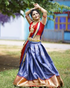 Alekhya Harika Instagram - Vijayadashami Subhakankshalu FAM ❤

Outfit: @navyasri_mandava
Styling: @style_up_with_srushti
Mua: @masarathmakeupartist
Jewelry: @shubampearls
Click by: @lmflares_rohitmanne
Location: @odn_thestudio