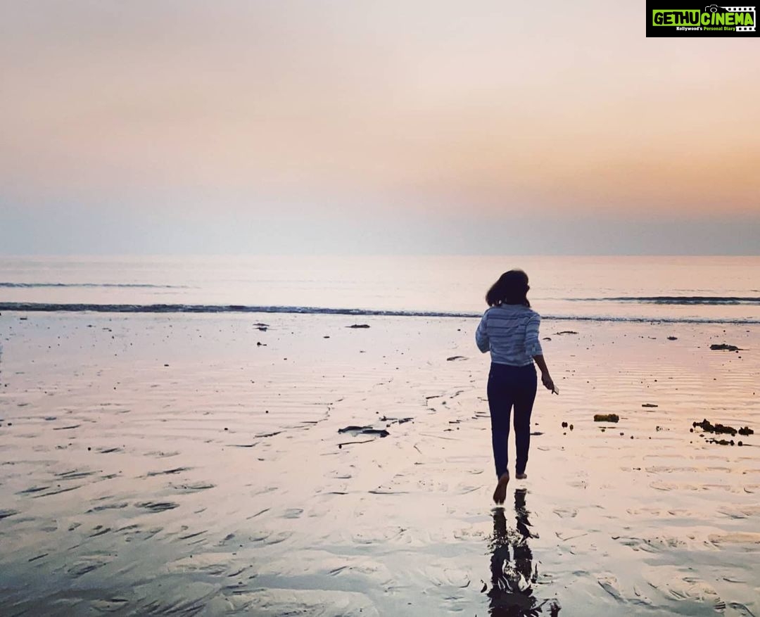 Alekhya Harika Instagram - Another night is gone A new day begun Even your dreams can be real This world is still afloat we lost the stars we have meant to be... Mumbai - Juhu Beach..