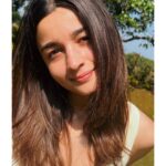 Alia Bhatt Instagram - 10 years today ☀️ … and I am so so grateful .. EVERY SINGLE DAY!!! .. I promise to be better - dream deeper - work harder !!!!! thank you for the magic ☀️☀️☀️☀️ love love and only love ❤️❤️❤️❤️❤️