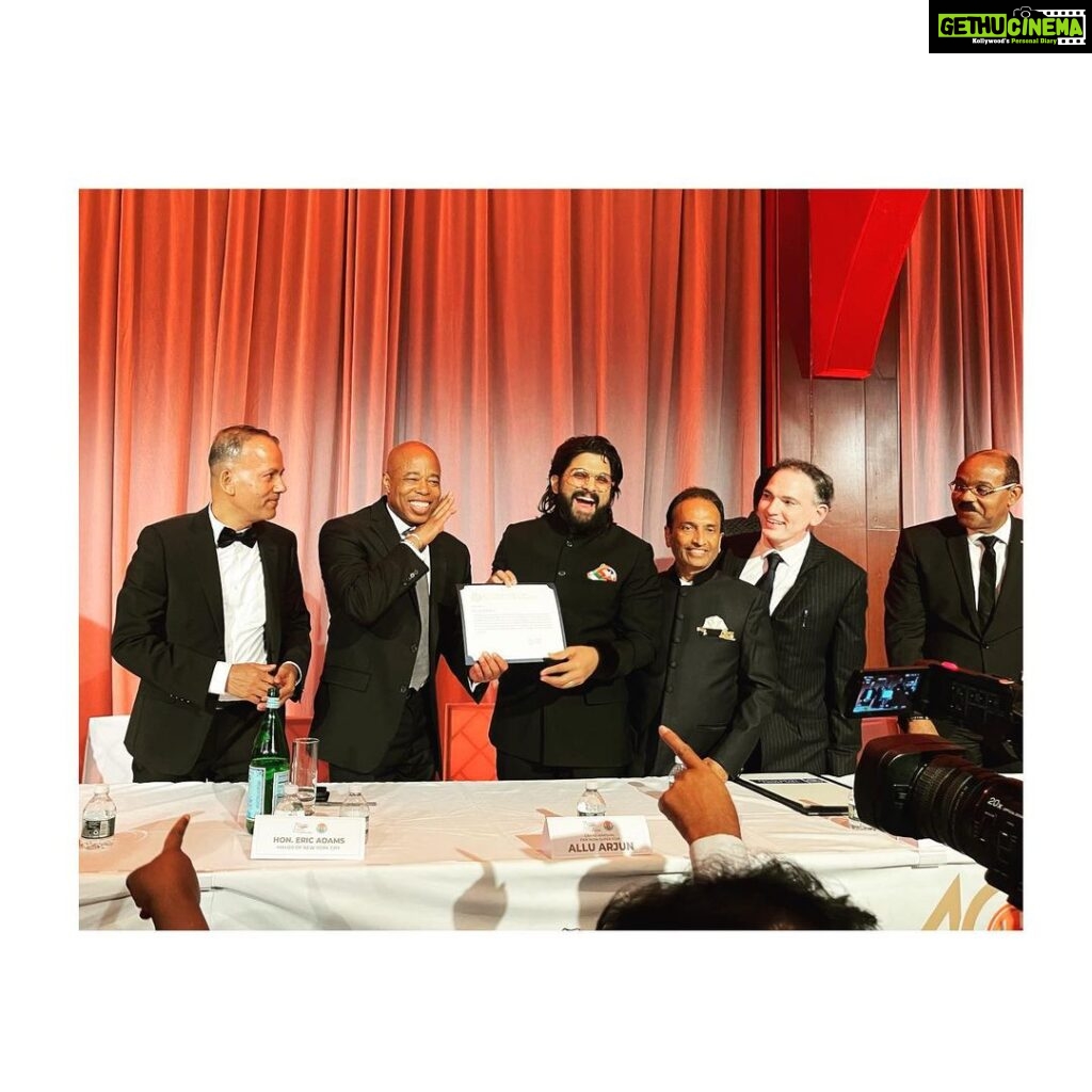 Allu Arjun Instagram - It was a pleasure meeting the Mayor of New York City . Very Sportive Gentleman. Thank You for the Honours Mr. Eric Adams . Thaggede Le ! @ericadamsfornyc @nycmayorsoffice NYC