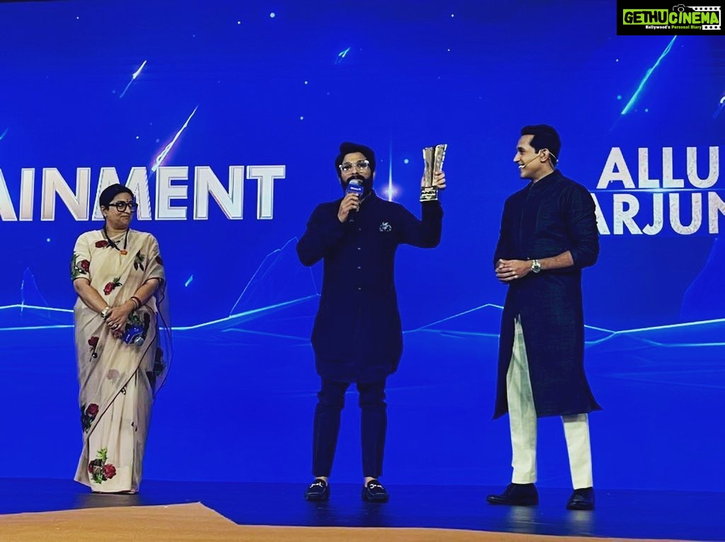 Allu Arjun Instagram - I would like to thank @cnnnews18 for honouring me as Indian of the year . And I thank Smritiiraniji for doing the honours . Humbled 🙏🏽 #IndianOfTheYear @smritiiraniofficial