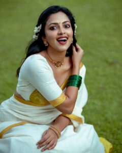 Amala Paul Instagram - നിങ്ങളുടെ ഓണസദ്യ പോലെ നിങ്ങളുടെ ജീവിതവും മികച്ചതായിരിക്കുമെന്ന് ഞാൻ പ്രതീക്ഷിക്കുന്നു! ❤️

ഹാപ്പി ഓണം! 🪷

Shot by: @ajishpremphotography 

Stylist : @asaniya_nazrin

Outfit : @pranaahbypoornimaindrajith

#HappyOnam #Onam #kerala #malayalam #onamsadya #india #keralagram #love #photography  #malayalam #instagram #kochi #keralagodsowncountry #instagood #malayali #godsowncountry #mallugram #nature #keralam #mollywood #keralagallery #entekeralam
