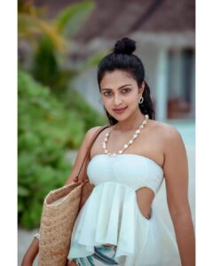 Amala Paul Instagram - The beach is my therapist. 🏖️🌊

@pickyourtrail @sunsiyamiruveli @sunsiyamresorts

#beachbum #beachesbecray #maldives #holiday #beachholidays #beach #travel #summer #sea #nature #photography #sunset #love #beachlife #ocean #sun #photooftheday #instagood #beautiful #vacation #travelphotography  #beachvibes #travelgram #waves #photo #sand #fashion #naturephotography #surf