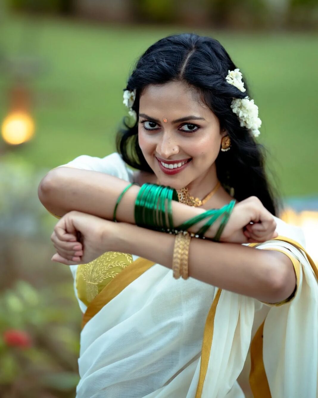 Amala Paul Instagram - നിങ്ങളുടെ ഓണസദ്യ പോലെ നിങ്ങളുടെ ജീവിതവും മികച്ചതായിരിക്കുമെന്ന് ഞാൻ പ്രതീക്ഷിക്കുന്നു! ❤️ ഹാപ്പി ഓണം! 🪷 Shot by: @ajishpremphotography Stylist : @asaniya_nazrin Outfit : @pranaahbypoornimaindrajith #HappyOnam #Onam #kerala #malayalam #onamsadya #india #keralagram #love #photography #malayalam #instagram #kochi #keralagodsowncountry #instagood #malayali #godsowncountry #mallugram #nature #keralam #mollywood #keralagallery #entekeralam