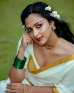 Amala Paul Instagram - നിങ്ങളുടെ ഓണസദ്യ പോലെ നിങ്ങളുടെ ജീവിതവും മികച്ചതായിരിക്കുമെന്ന് ഞാൻ പ്രതീക്ഷിക്കുന്നു! ❤️

ഹാപ്പി ഓണം! 🪷

Shot by: @ajishpremphotography 

Stylist : @asaniya_nazrin

Outfit : @pranaahbypoornimaindrajith

#HappyOnam #Onam #kerala #malayalam #onamsadya #india #keralagram #love #photography  #malayalam #instagram #kochi #keralagodsowncountry #instagood #malayali #godsowncountry #mallugram #nature #keralam #mollywood #keralagallery #entekeralam