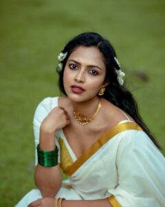 Amala Paul Instagram - നിങ്ങളുടെ ഓണസദ്യ പോലെ നിങ്ങളുടെ ജീവിതവും മികച്ചതായിരിക്കുമെന്ന് ഞാൻ പ്രതീക്ഷിക്കുന്നു! ❤️

ഹാപ്പി ഓണം! 🪷

Shot by: @ajishpremphotography 

Stylist : @asaniya_nazrin

Outfit : @pranaahbypoornimaindrajith

#HappyOnam #Onam #kerala #malayalam #onamsadya #india #keralagram #love #photography  #malayalam #instagram #kochi #keralagodsowncountry #instagood #malayali #godsowncountry #mallugram #nature #keralam #mollywood #keralagallery #entekeralam