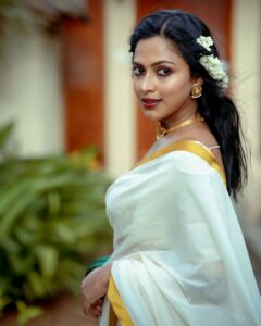 Amala Paul Instagram - നിങ്ങളുടെ ഓണസദ്യ പോലെ നിങ്ങളുടെ ജീവിതവും മികച്ചതായിരിക്കുമെന്ന് ഞാൻ പ്രതീക്ഷിക്കുന്നു! ❤️

ഹാപ്പി ഓണം! 🪷

Shot by: @ajishpremphotography 

Stylist : @asaniya_nazrin

Outfit : @pranaahbypoornimaindrajith

#HappyOnam #Onam #kerala #malayalam #onamsadya #india #keralagram #love #photography  #malayalam #instagram #kochi #keralagodsowncountry #instagood #malayali #godsowncountry #mallugram #nature #keralam #mollywood #keralagallery #entekeralam