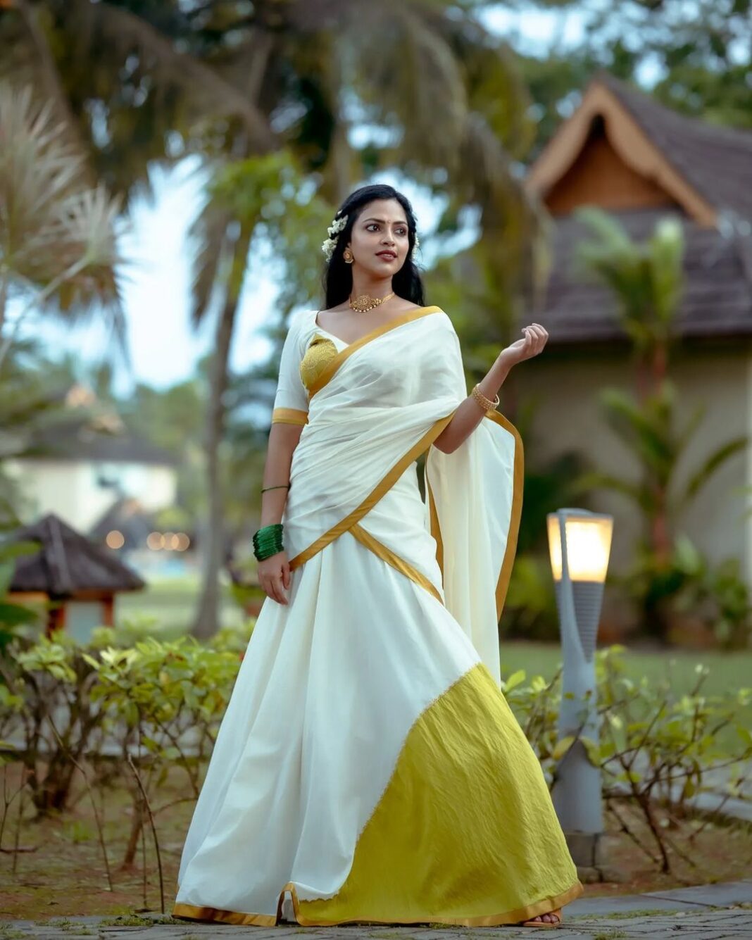 Amala Paul Instagram - നിങ്ങളുടെ ഓണസദ്യ പോലെ നിങ്ങളുടെ ജീവിതവും മികച്ചതായിരിക്കുമെന്ന് ഞാൻ പ്രതീക്ഷിക്കുന്നു! ❤️ ഹാപ്പി ഓണം! 🪷 Shot by: @ajishpremphotography Stylist : @asaniya_nazrin Outfit : @pranaahbypoornimaindrajith #HappyOnam #Onam #kerala #malayalam #onamsadya #india #keralagram #love #photography #malayalam #instagram #kochi #keralagodsowncountry #instagood #malayali #godsowncountry #mallugram #nature #keralam #mollywood #keralagallery #entekeralam