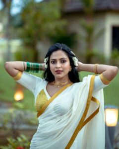 Amala Paul Instagram - നിങ്ങളുടെ ഓണസദ്യ പോലെ നിങ്ങളുടെ ജീവിതവും മികച്ചതായിരിക്കുമെന്ന് ഞാൻ പ്രതീക്ഷിക്കുന്നു! ❤️

ഹാപ്പി ഓണം! 🪷

Shot by: @ajishpremphotography 

Stylist : @asaniya_nazrin

Outfit : @pranaahbypoornimaindrajith

#HappyOnam #Onam #kerala #malayalam #onamsadya #india #keralagram #love #photography  #malayalam #instagram #kochi #keralagodsowncountry #instagood #malayali #godsowncountry #mallugram #nature #keralam #mollywood #keralagallery #entekeralam