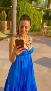 Ameesha Patel Instagram - DELHI… After a crazy busy yesterday with back to back events loving being on some video calls today with my amayzing fans . For best deals for Meet n Greets,Video calls or corporate events,shows or Brand Endorsements etc WHATSAPP my most trusted manager Mr MAHESH on +‭91 98330 20363✔️✔️👍🏻💯🧿