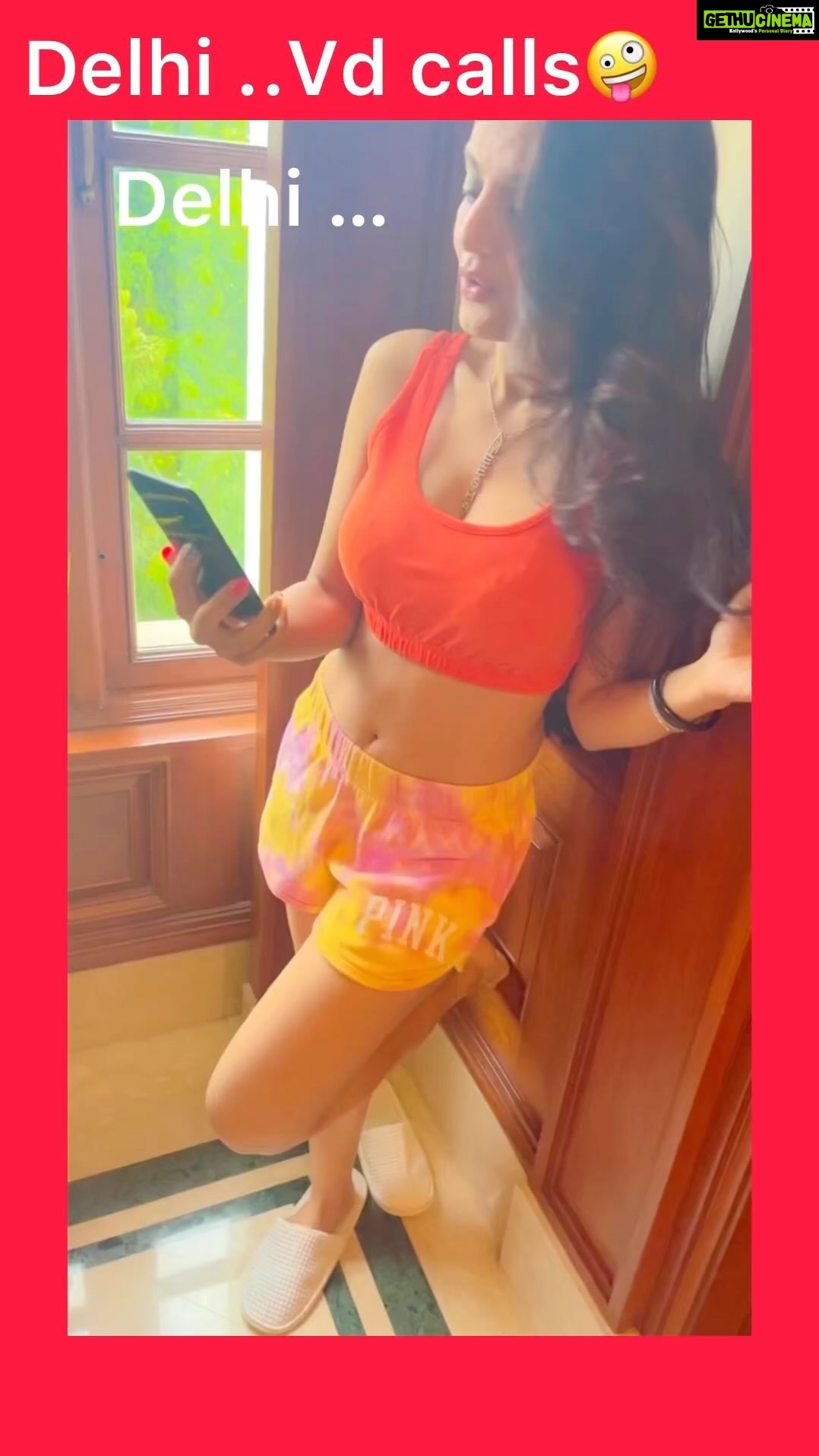 Ameesha Patel Instagram - DELHI.. Loving the afternoon w/ some yum desserts 🤪n chatting with my fans over Video calls before another busy day ahead🧿4 best deals related to Corporate shows,Events,Brand Endorsements ,Videos calls n Meet n Greets u can Whatssap my most trusted manager MR MAHESH on +91 98330 20363👍🏻✔️