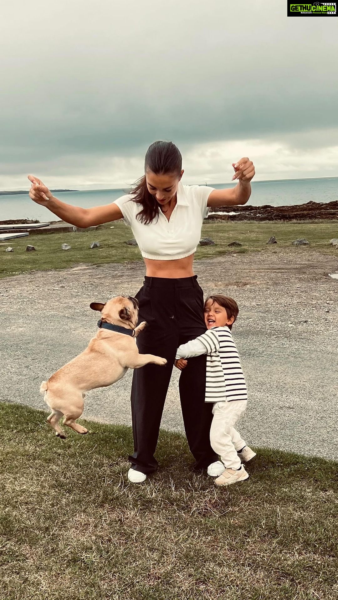 Amy Jackson Instagram - The Homeland 🇮🇲 @aloyoga mumming