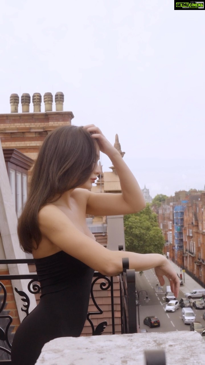 Amy Jackson Instagram - Iconic legwear, timeless essentials; a second skin. Wolford’s skinwear completed and complimented each look of my London Fashion Week wardrobe, so I wanted to take you behind the scenes with me to choose my outfits. When it comes to my everyday staples, I wouldn’t reach for anything else. Filmed at the iconic London @belmondcadogan hotel #theunforgettabletouch @wolford #AD The Cadogan, A Belmond Hotel