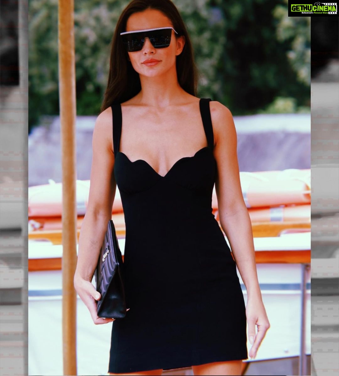 Amy Jackson Instagram - Seeing Sunday in Venice through #JimmyChooEyewear .. loved-up boat rides, @jimmychoo stiletto wanders followed by poolside espressos and cannolis. PERFECTION β€οΈβπ₯ @safilogroup #AD Venice Film Festival