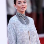 Amy Jackson Instagram - An @armanibeauty moment for the premier of ‘Bones and All’ at Venice Film Festival. It’s a #LipPower look by @valeriaferreiramakeup & slick rick #PatchSnatch by @patrickwilson #Venezia79 @chopard 💎