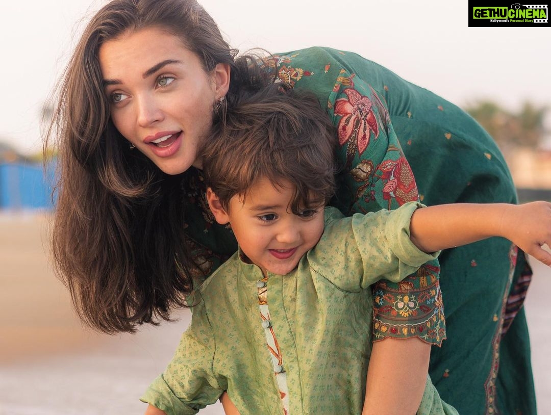 Amy Jackson Instagram - A new moon and a Diwali filled with love, light, more loveeee, more lightttt and a universe full of gratitude✨ Feeling beyond blessed to be in India with my lil boy for the first time.. we celebrated with friends who are as good as family - missed this beautiful country. Thankyou @rp3825 for diving headfirst into the sea with us and capturing these special shots 🫶🏼 & thanks lil love @ruchi.munoth for kitting Dre out with his first kurta by @toraniofficial 🥹 InterContinental Chennai Mahabalipuram Resort